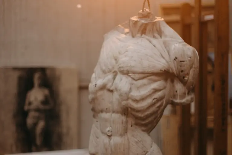 Бетонная статуя человека с торсом