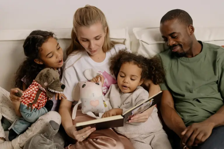 счастливая семья, читающая вместе