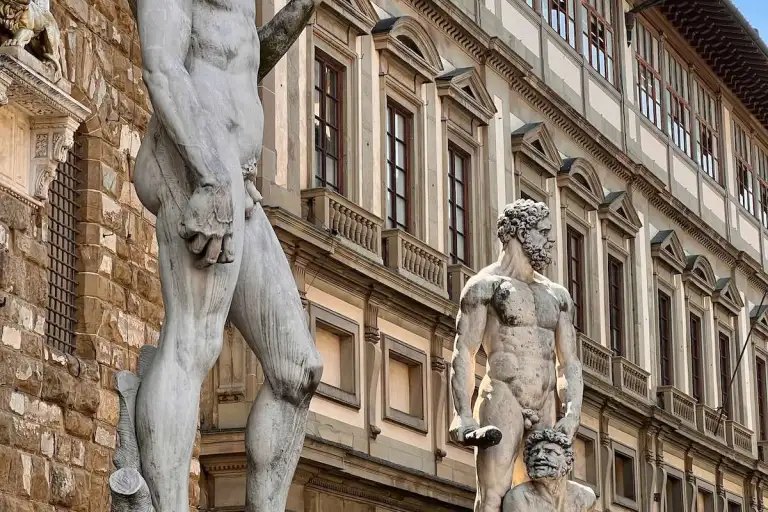 Статуи обнаженных мужчин