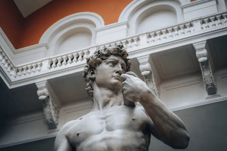 Торс и лицо Давида статуи