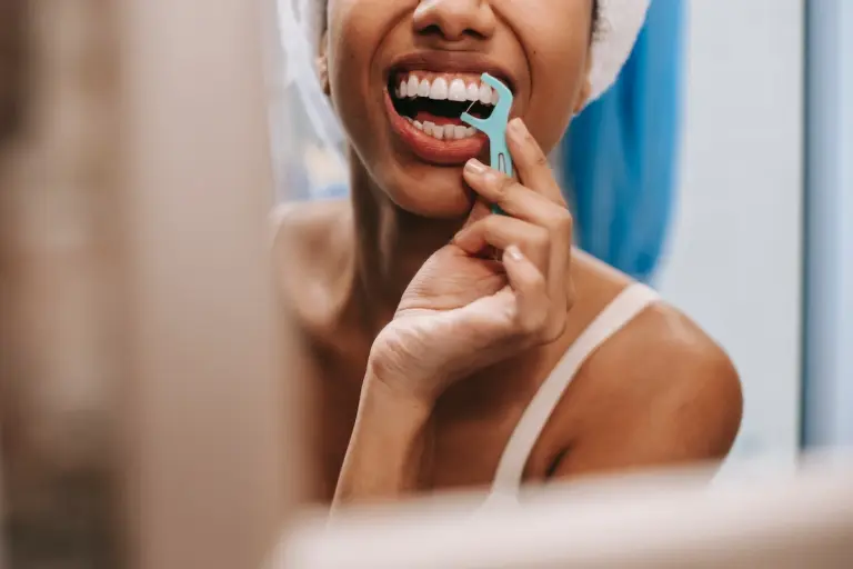 женщина, чистящая зубы
